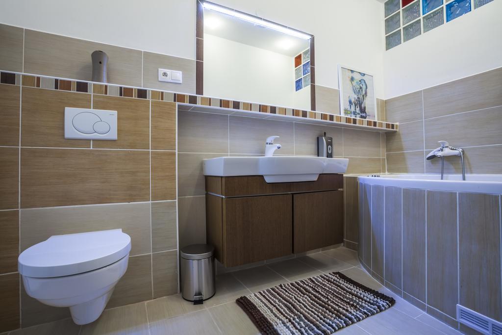 Luxury Air-Conditioned Rooms In Old Town براتسيلافا المظهر الخارجي الصورة