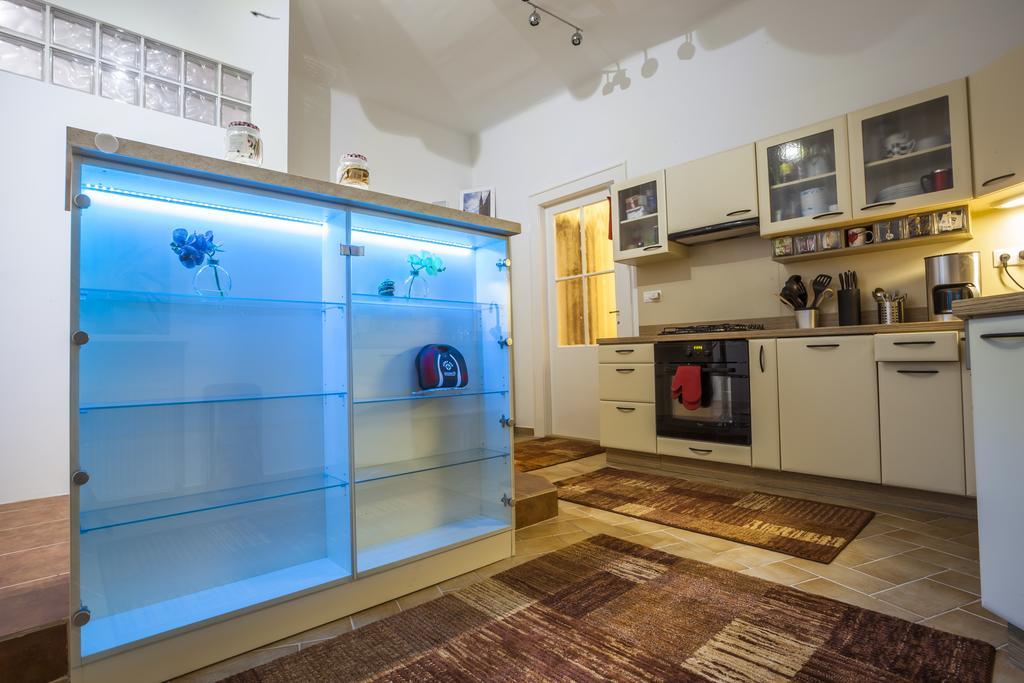 Luxury Air-Conditioned Rooms In Old Town براتسيلافا المظهر الخارجي الصورة