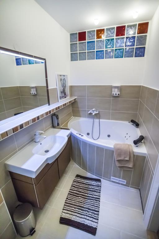 Luxury Air-Conditioned Rooms In Old Town براتسيلافا المظهر الخارجي الصورة
